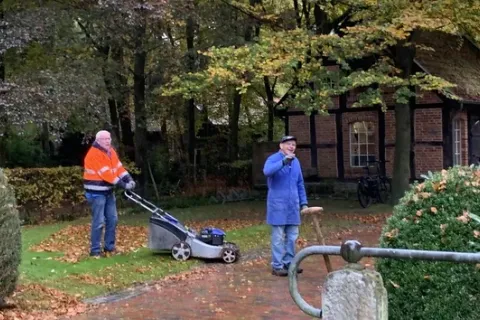 Hofgruppe - Die Helfer mit dem grünen Daumen – Bild 1